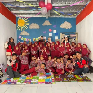 Mahasiswa KKN-T Literasi Unhas mendampingi siswa menjelajahi buku melalui program Jelita di Bontokanang, Takalar. (foto: Dok.Pribadi).